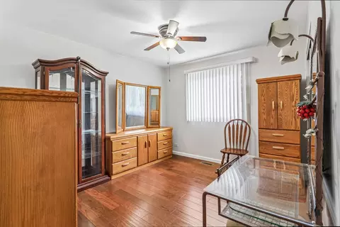 Bedroom - 1640 Wadham Pl, Wheaton, IL 60189 photo 4 of 5