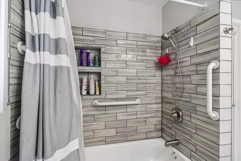 Bath - 1640 Wadham Pl, Wheaton, IL 60189 photo 2 of 3