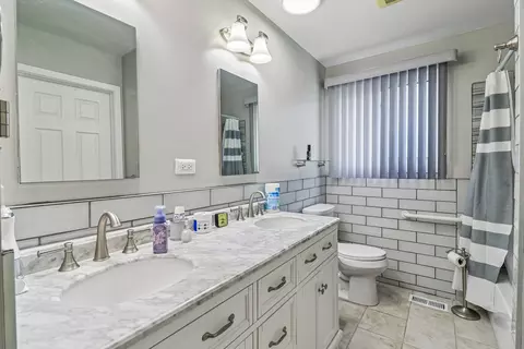 Bath - 1640 Wadham Pl, Wheaton, IL 60189 photo 1 of 3