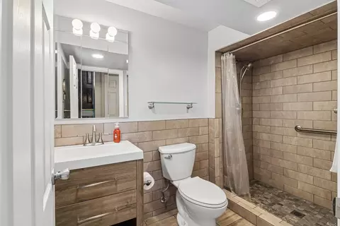 Bath - 1640 Wadham Pl, Wheaton, IL 60189 photo 3 of 3