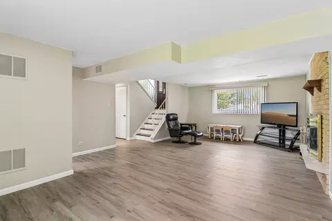 Living - 1640 Wadham Pl, Wheaton, IL 60189 photo 2 of 4