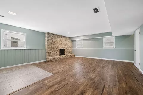 Living - 146 Feece Dr, Batavia, IL 60510 photo 4 of 4
