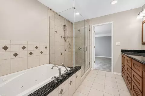 Bath - 146 Feece Dr, Batavia, IL 60510 photo 2 of 3