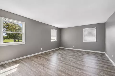 Living - 146 Feece Dr, Batavia, IL 60510 photo 3 of 4