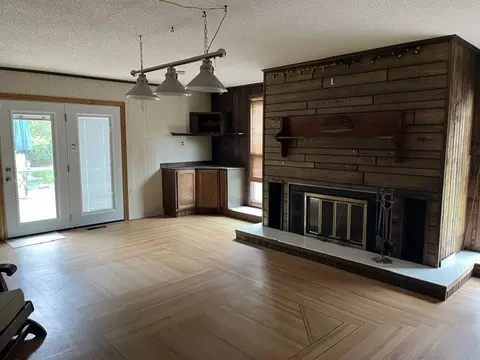 Living - 519 W Mill St, Kewanee, IL 61443 photo 2 of 5