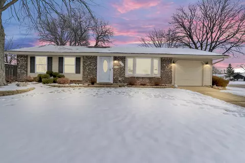 817 Stamford Ct, Schaumburg, IL 60193