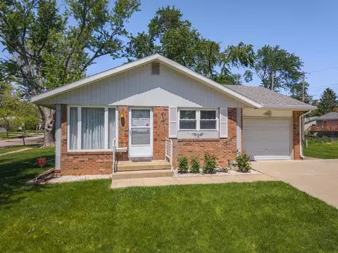 1902 Arrowhead Dr, Bloomington, IL 61704