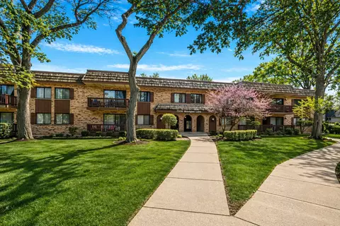 7930 Woodglen Ln #209, Downers Grove, IL 60516