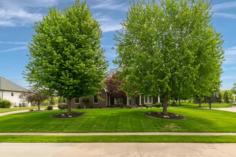 5091 Pigeon Creek Trl, Bettendorf, IA 52722