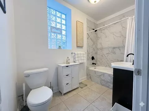 Bath - 4829 S Champlain Ave, Chicago, IL 60615 photo 1 of 2