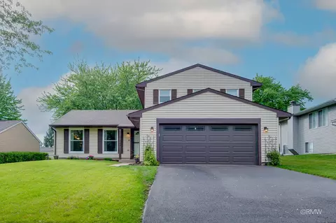 942 W Clearwater St, Roselle, IL 60172