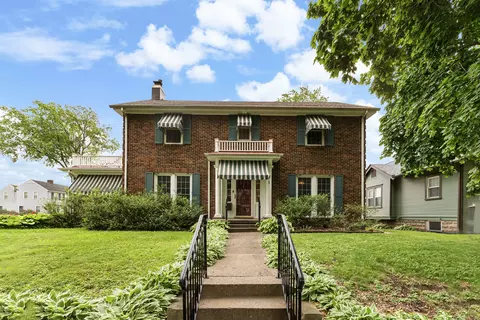 2735 Scott St, Davenport, IA 52803