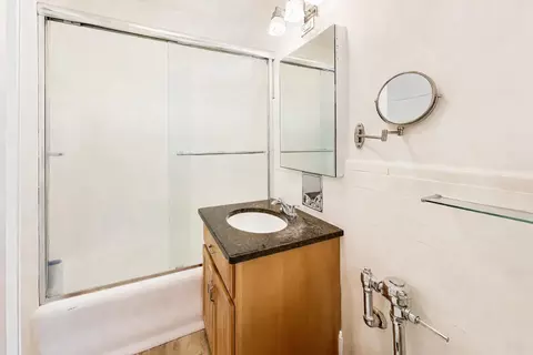 Bath - 5555 S Everett Ave #E10, Chicago, IL 60637 photo 1 of 2