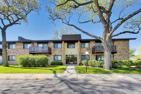 2640 N Windsor Dr #103, Arlington Heights, IL 60004