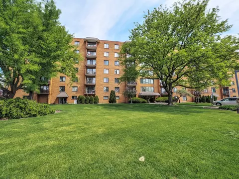 1747 W Crystal Ln #210, Mount Prospect, IL 60056