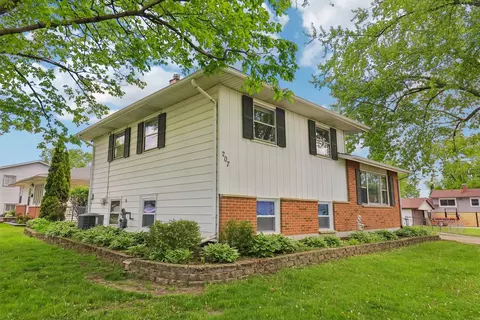 207 N Idlewild Ave, Mundelein, IL 60060