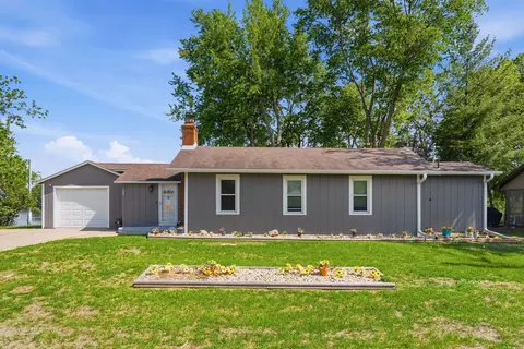 104 1st St E, Lyndon, IL 61261