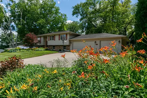 6319 Dodds Dr, Bettendorf, IA 52722