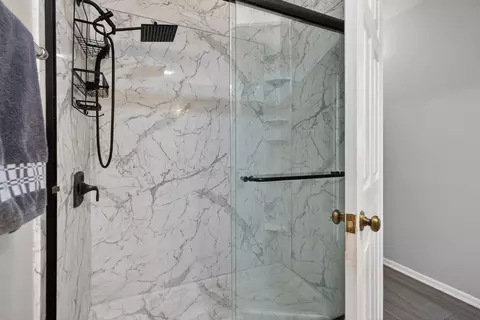 Bath - 1345 Devonshire Ln, Hoffman Estates, IL 60169 photo 2 of 3