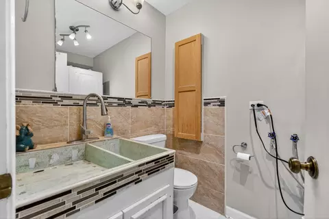 Bath - 1345 Devonshire Ln, Hoffman Estates, IL 60169 photo 3 of 3