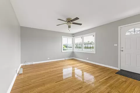Living - 16343 Dixie Hwy, Markham, IL 60428 photo 2 of 2