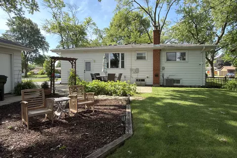 604 E Cedar Ln, Mount Prospect, IL 60056 photo 4