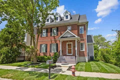 335 W Carriage Ln, Bensenville, IL 60106