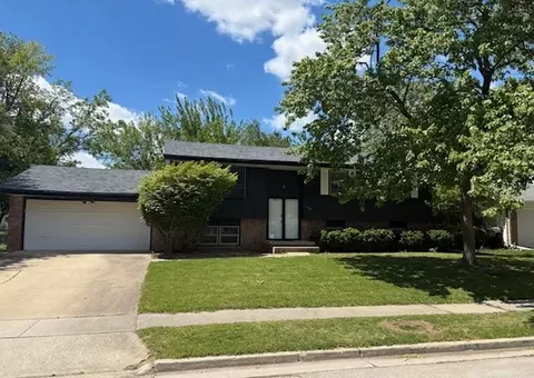105 S Bayberry Ct, Bloomington, IL 61704