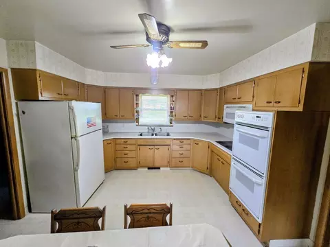 Kitchen - 426 Maxwell St, Beecher, IL 60401 photo 2 of 4