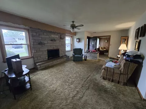 Living - 426 Maxwell St, Beecher, IL 60401 photo 3 of 7