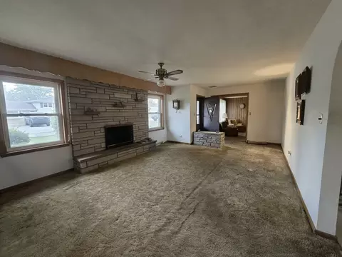 Living - 426 Maxwell St, Beecher, IL 60401 photo 4 of 7
