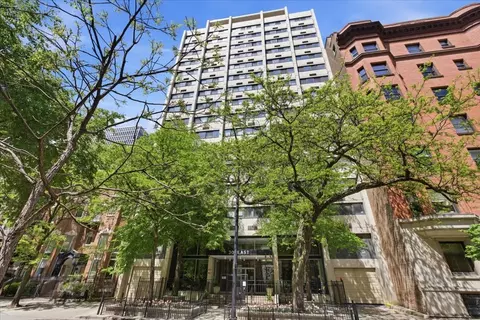 30 E Division St #2A, Chicago, IL 60610