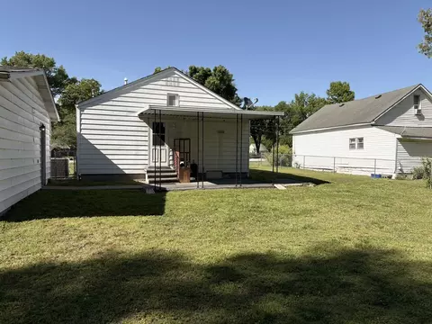 Exterior - 114 W Parrish St, Benton, IL 62812 photo 4 of 5