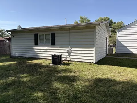 Exterior - 114 W Parrish St, Benton, IL 62812 photo 5 of 5