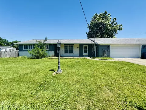 1110 N 8th St, Benton, IL 62812