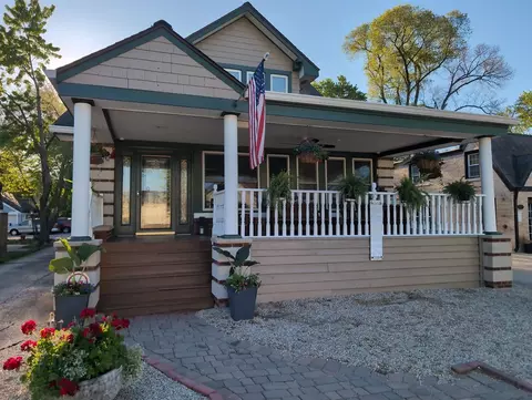 417 N Hough St, Barrington, IL 60010