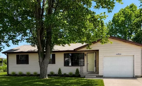 502 Prairie View Dr, Salem, IL 62881