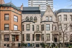 33 E Division St, Chicago, IL 60610