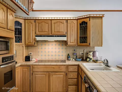 Kitchen - 33 E Division St, Chicago, IL 60610 photo 3 of 5
