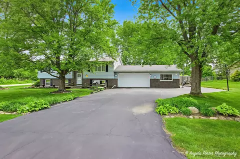 13005 W 28th St, Wadsworth, IL 60083