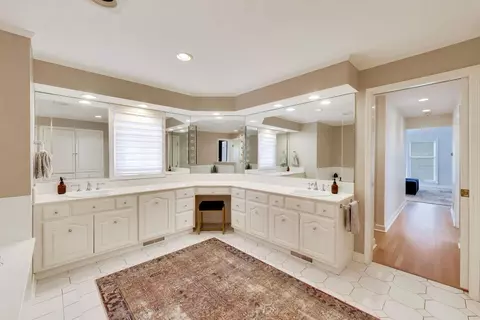 Bath - 180 Westview Rd, Winnetka, IL 60093 photo 1 of 4