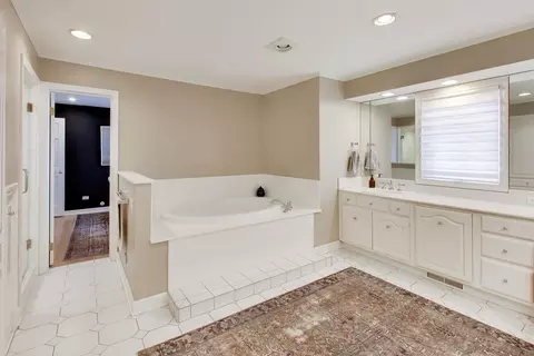 Bath - 180 Westview Rd, Winnetka, IL 60093 photo 2 of 4
