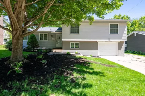 1817 Fairmeadows Dr, Bettendorf, IA 52722
