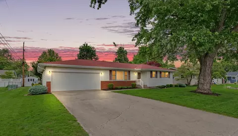 204 Douglas Dr, Tuscola, IL 61953