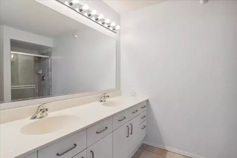 Bath - 1720 Maple Ave #2240, Evanston, IL 60201 photo 1 of 2