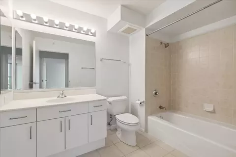 Bath - 1720 Maple Ave #2240, Evanston, IL 60201 photo 2 of 2