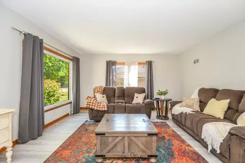 Living - 655 S Wall St, Kankakee, IL 60901 photo 1 of 1