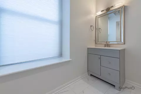 Bath - 811 S Lytle St #410, Chicago, IL 60607 photo 2 of 4