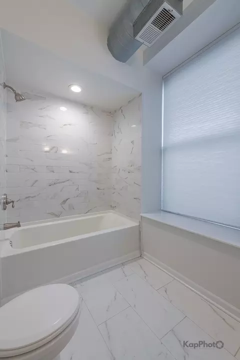 Bath - 811 S Lytle St #410, Chicago, IL 60607 photo 3 of 4