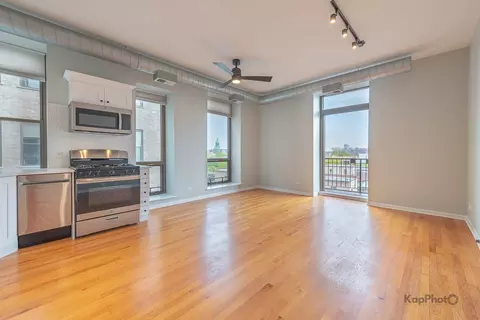 Living - 811 S Lytle St #410, Chicago, IL 60607 photo 2 of 5